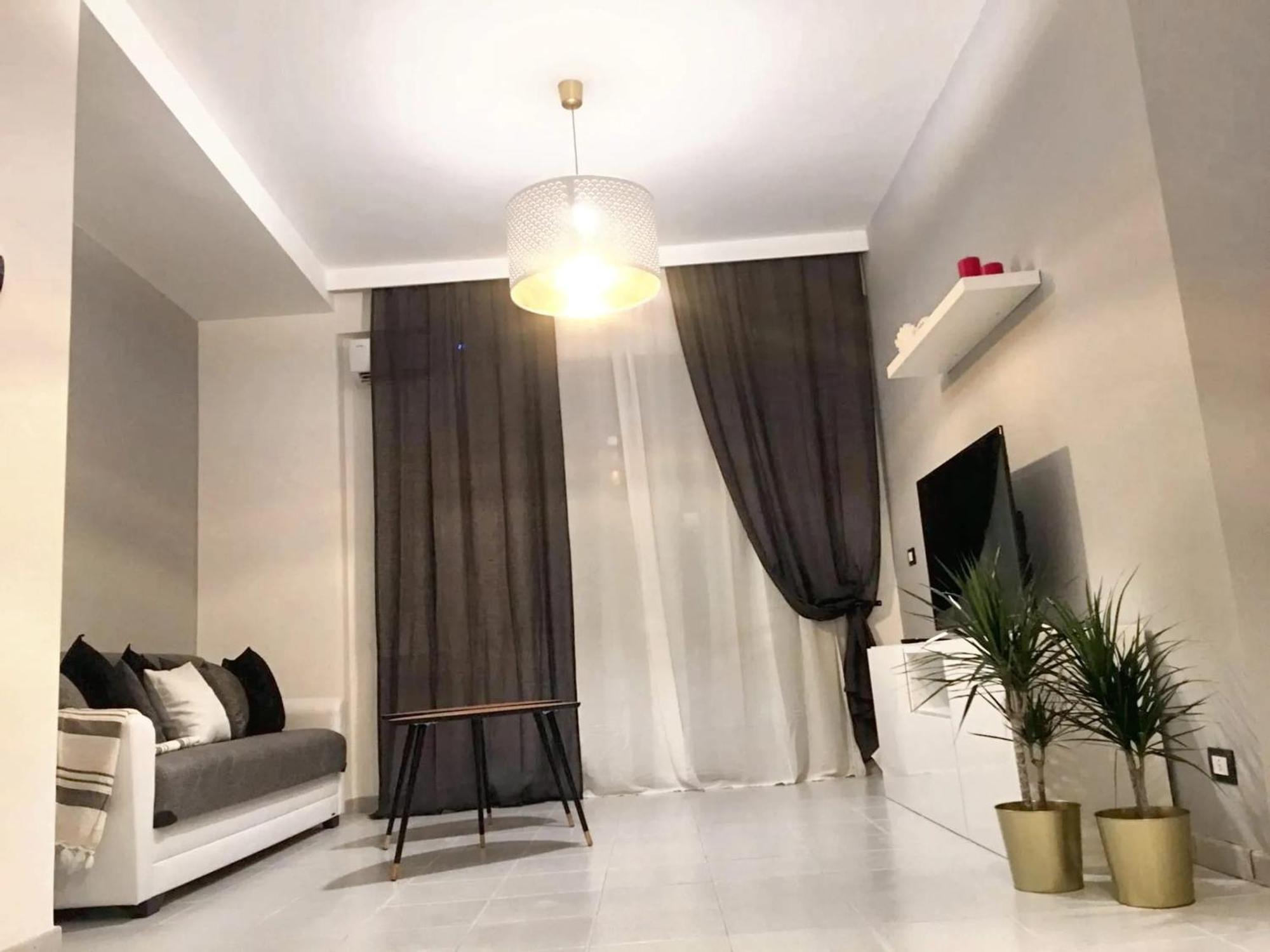 Charming In With Balcony And View Apartment *